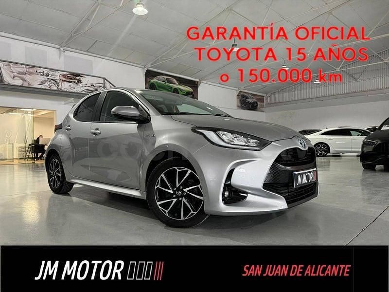 Usado Toyota Yaris Hybrid Style 116 CV (85 kW) 2021 Gris / plata Berlina