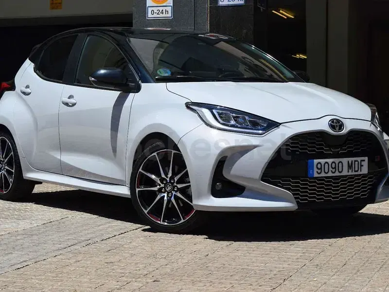 Usado Toyota Yaris Hybrid Plus 116 CV (85 kW) 2023 Gris / plata Berlina