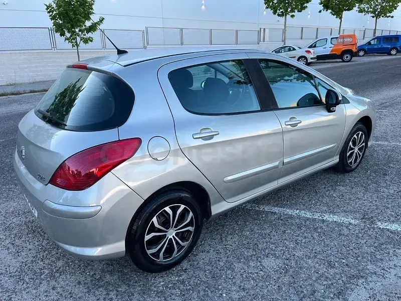 Usado Peugeot 308 120 CV (88 kW) 2008 Gris / plata Berlina