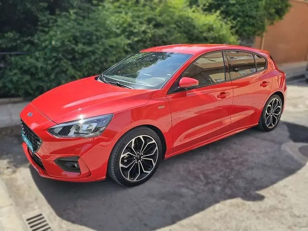 Usado Ford Focus ST-Line X 120 CV (88 kW) 2022 Rojo Utilitario