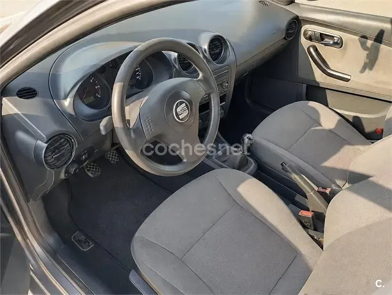 Usado Seat Ibiza Stella 75 CV (55 kW) 2003 Gris / plata Utilitario