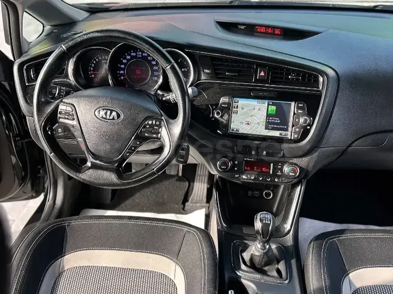 Usado Kia Ceed 120 CV (88 kW) 2016 Negro Utilitario