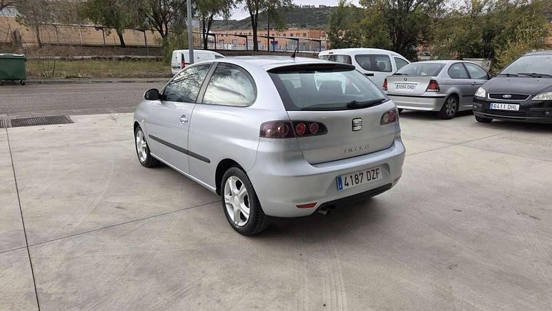 Usado Seat Ibiza Stylance 100 CV (73 kW) 2006 Gris Utilitario