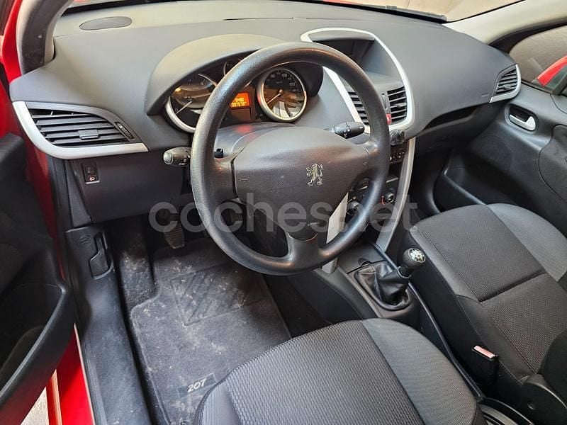 Usado Peugeot 207 68 CV (50 kW) 2013 Rojo Berlina
