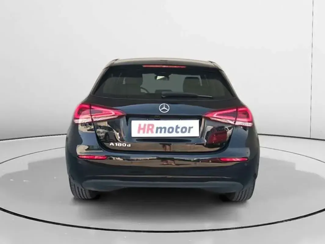 Usado Mercedes A180 116 CV (85 kW) 2021 Negro Utilitario
