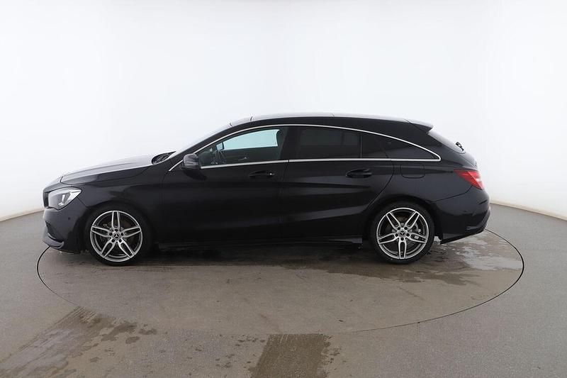 Usado Mercedes CLA200 Shooting Brake AMG line 135 CV (99 kW) 2018 Negro Familiar
