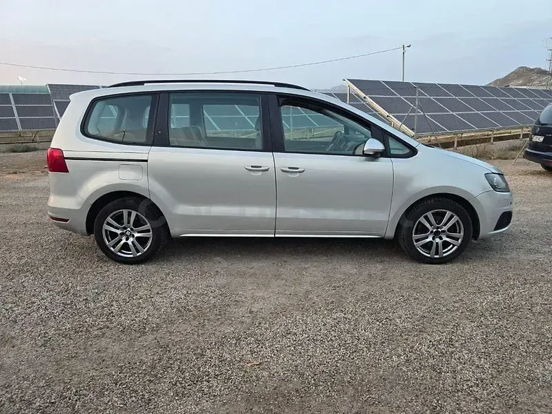 Usado Seat Alhambra Reference 140 CV (102 kW) 2011 Gris / plata Monovolumen