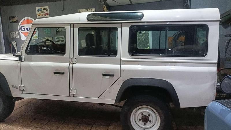 Usado Land Rover Defender 122 CV (89 kW) 1999 Blanco Familiar