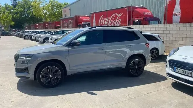 Usado Skoda Karoq SportLine 149 CV (109 kW) 2022 Gris claro SUV