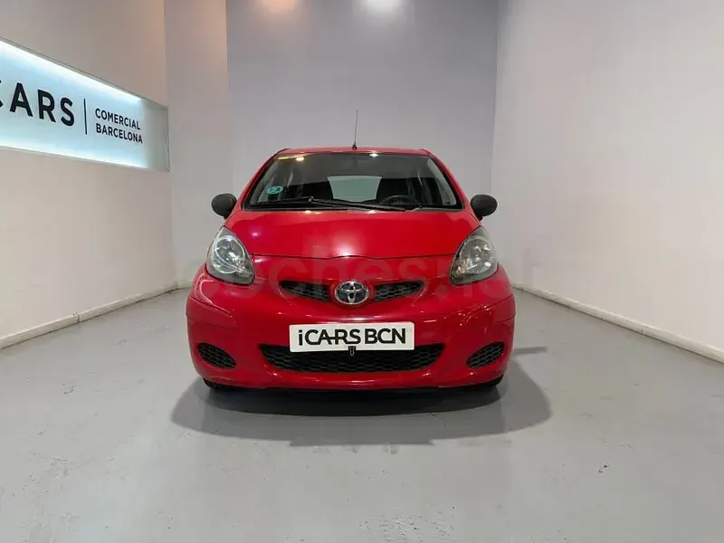 Usado Toyota Aygo Live 68 CV (50 kW) 2011 Rojo Utilitario