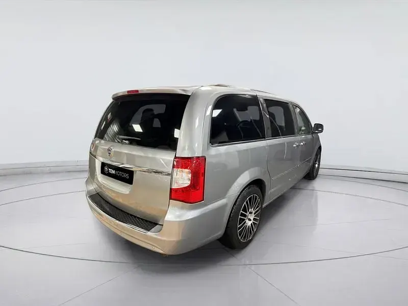 Usado Lancia Voyager 177 CV (130 kW) 2014 Gris / plata Monovolumen