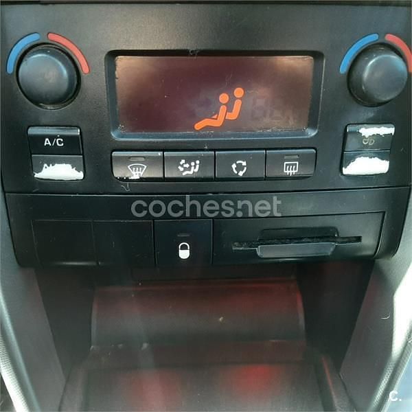 Usado Peugeot 207 70 CV (51 kW) 2008 Rojo Berlina