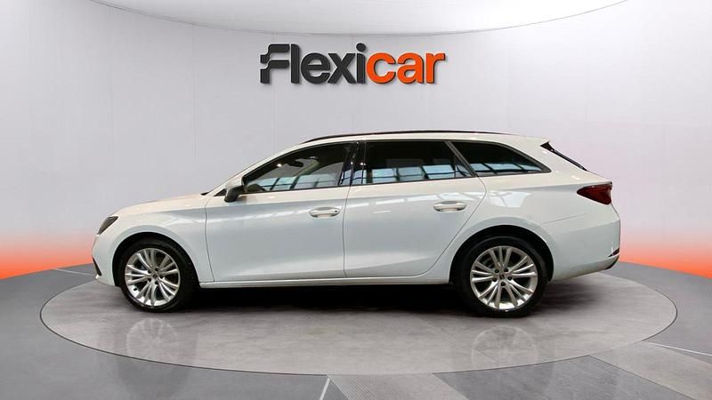 Usado Seat Leon Style 130 CV (95 kW) 2021 Blanco Familiar