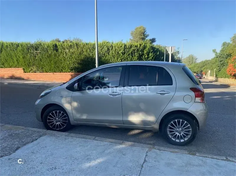 Usado Toyota Yaris 101 CV (74 kW) 2009 Beige Utilitario