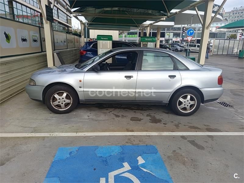 Gris / plata Usado 1996 Audi A4 Berlina | 1999 € (Precio justo) - Imagen 1/4