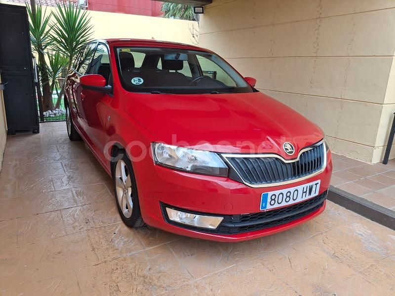 Usado Skoda Rapid Active 90 CV (66 kW) 2014 Rojo Berlina