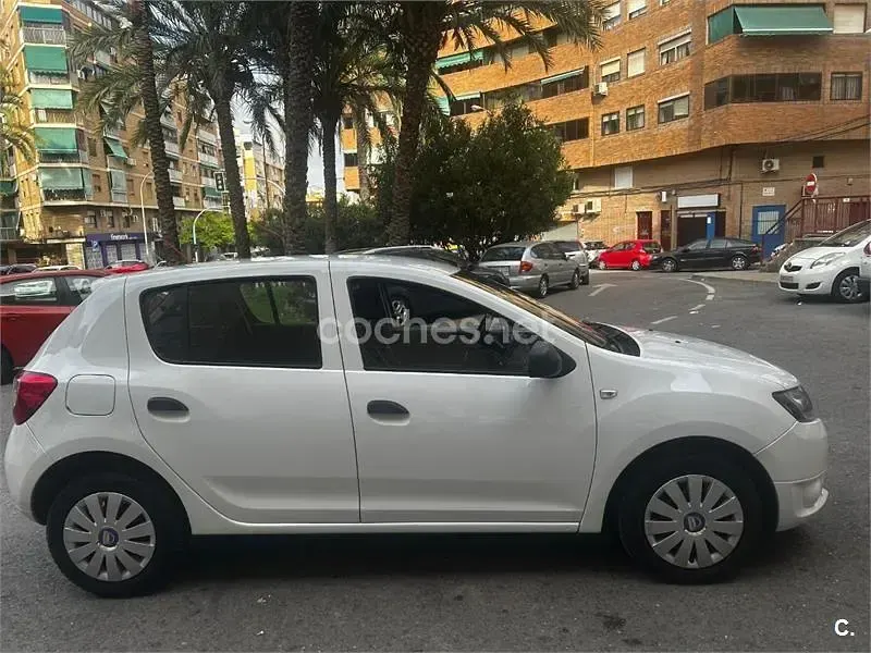 Usado Dacia Sandero Lauréate 75 CV (55 kW) 2015 Blanco Berlina