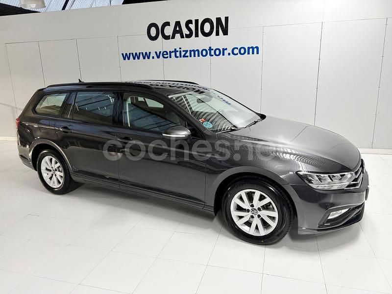 Usado VW Passat 122 CV (89 kW) 2021 Gris / plata Familiar