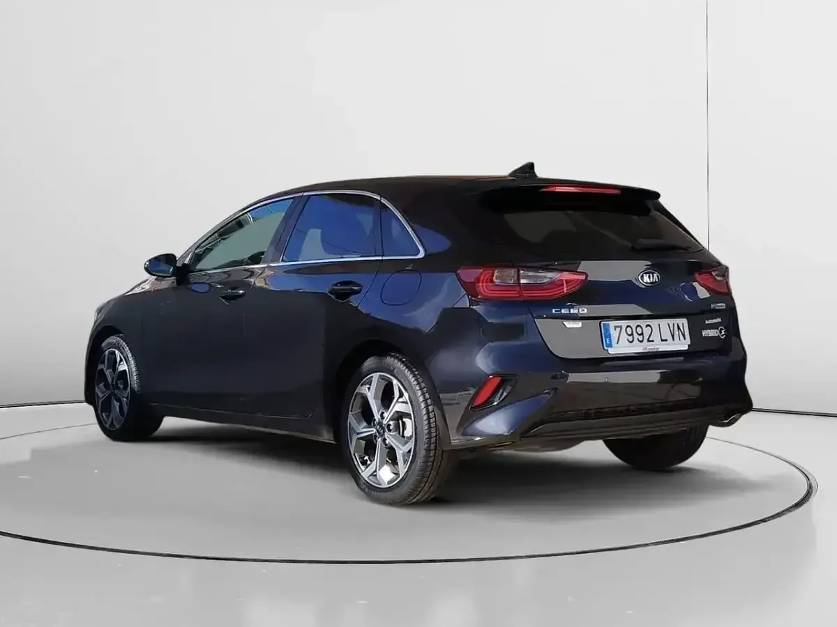 Usado Kia Ceed 136 CV (100 kW) 2021 Negro Utilitario