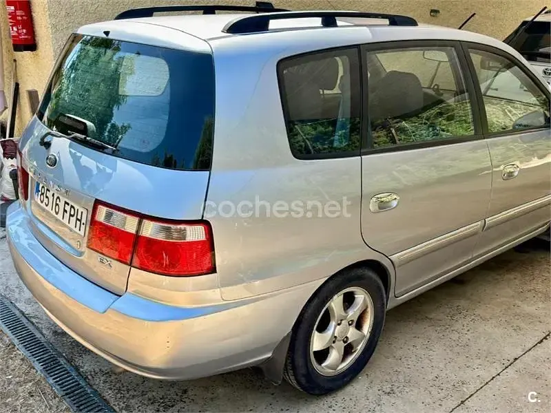 Usado Kia Carens EX 140 CV (102 kW) 2007 Gris / plata Monovolumen