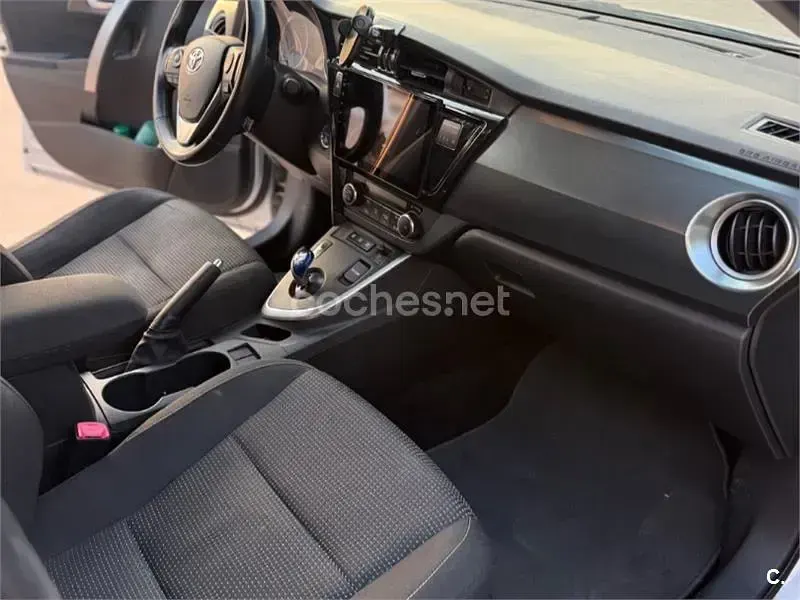 Usado Toyota Auris Hybrid Active 135 CV (99 kW) 2013 Gris / plata Berlina