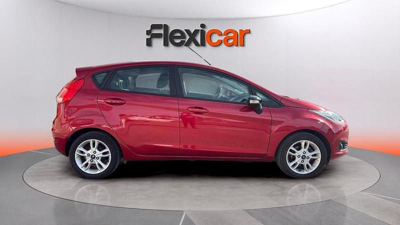 Usado Ford Fiesta Trend 75 CV (55 kW) 2017 Rojo Utilitario