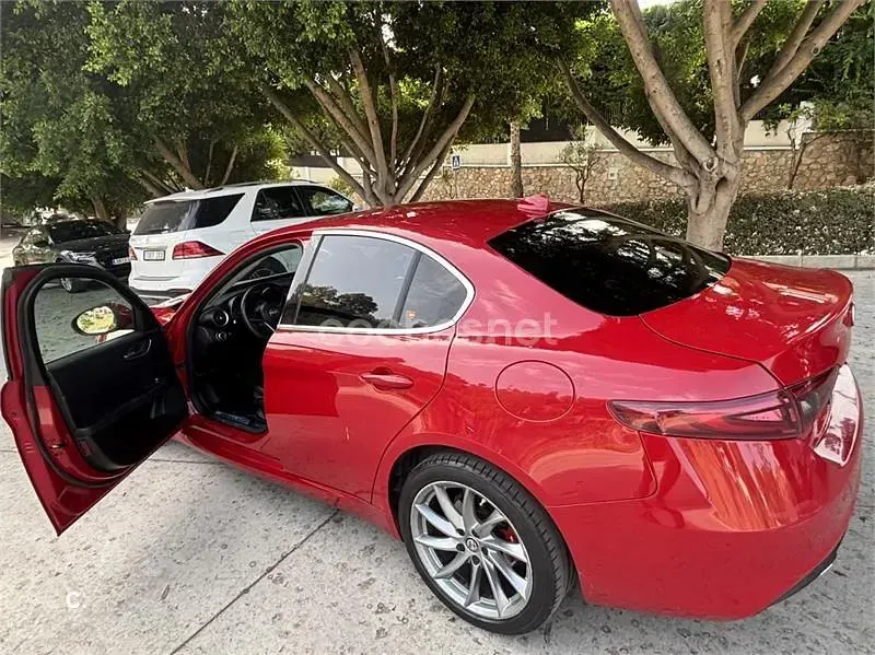 Usado Alfa Romeo Giulia Super 180 CV (132 kW) 2019 Rojo Berlina