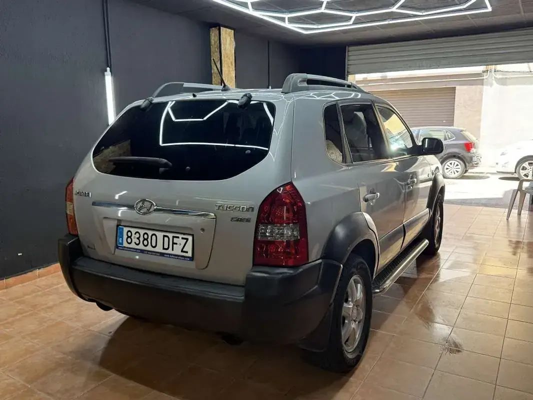 Usado Hyundai Tucson Style 112 CV (82 kW) 2005 Gris / plata SUV