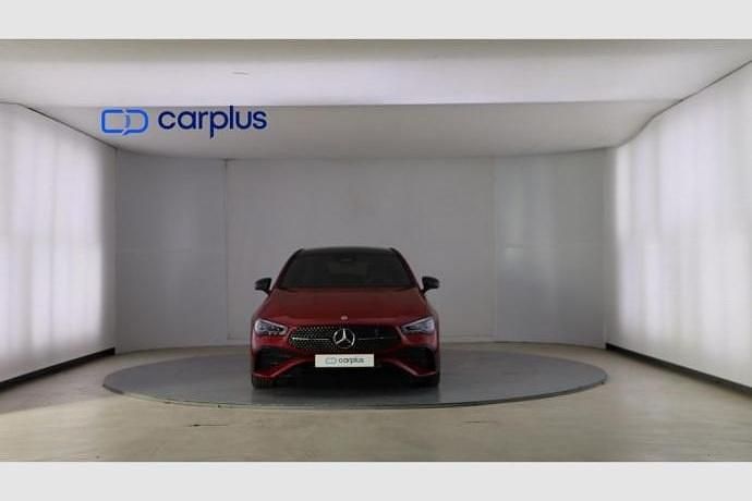 Usado Mercedes CLA200 Shooting Brake 150 CV (110 kW) 2025 Rojo Familiar