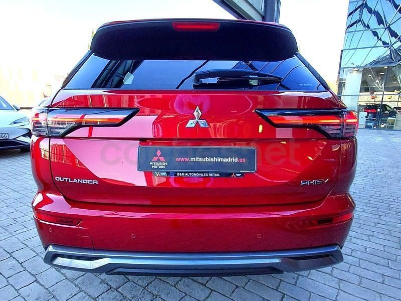 Usado Mitsubishi Outlander P-HEV 306 CV (225 kW) 2025 Rojo SUV