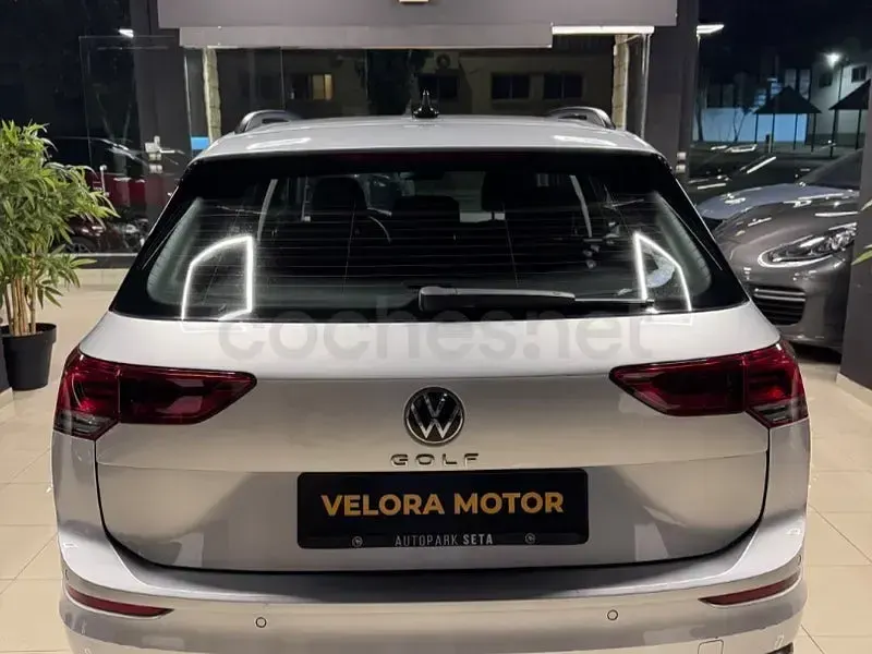 Usado VW Golf VIII Life 150 CV (110 kW) 2022 Gris / plata Berlina