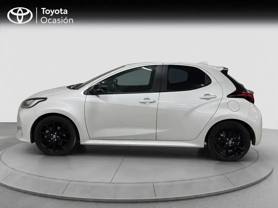 Usado Toyota Yaris Hybrid Plus 116 CV (85 kW) 2022 Blanco perlado ice Berlina