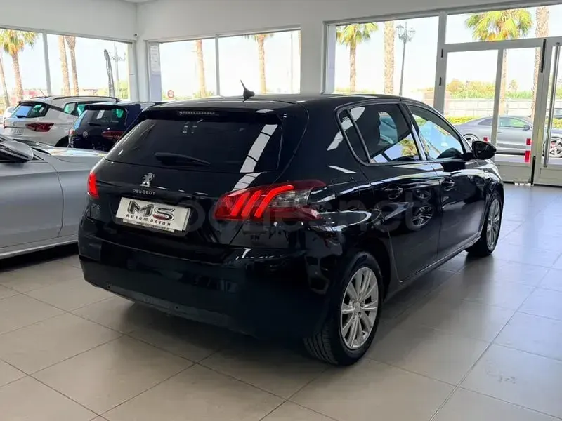 Usado Peugeot 308 Style 100 CV (73 kW) 2018 Negro Berlina