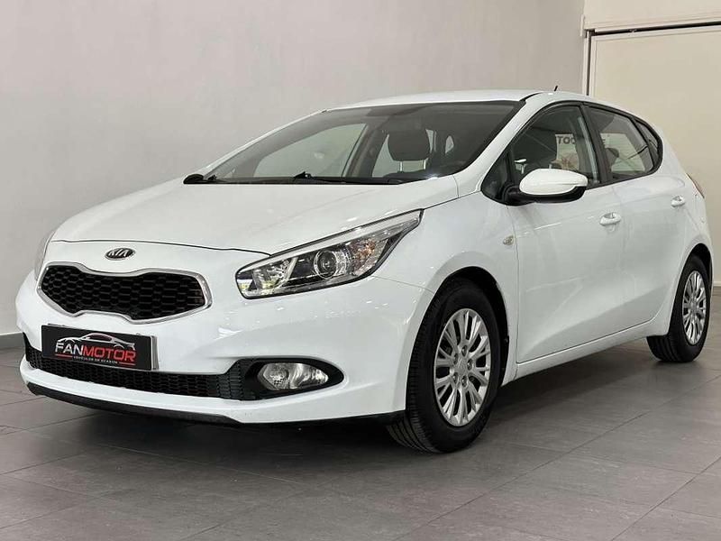 Blanco Usado 2014 Kia Ceed Utilitario | 6990 € (Precio justo) - Imagen 1/4