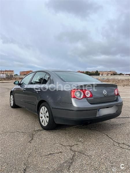 Usado VW Passat Advance 140 CV (102 kW) 2007 Gris / plata Familiar