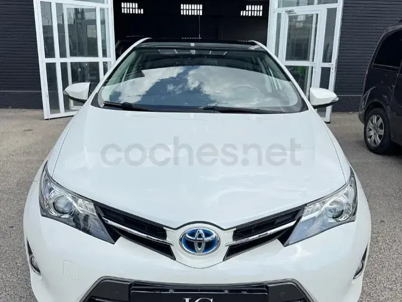 Usado Toyota Auris Hybrid Advance 136 CV (100 kW) 2014 Blanco Berlina