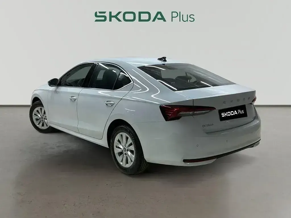 Usado Skoda Octavia Selection 116 CV (85 kW) 2025 Blanco Berlina