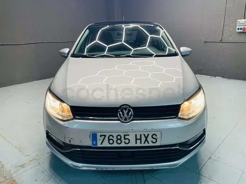 Usado VW Polo Sportline 90 CV (66 kW) 2014 Gris / plata Berlina