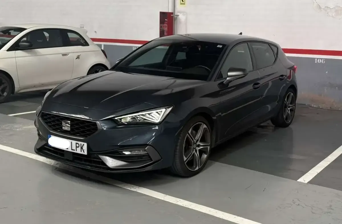 Usado Seat Leon FR 150 CV (110 kW) 2021 Gris Utilitario