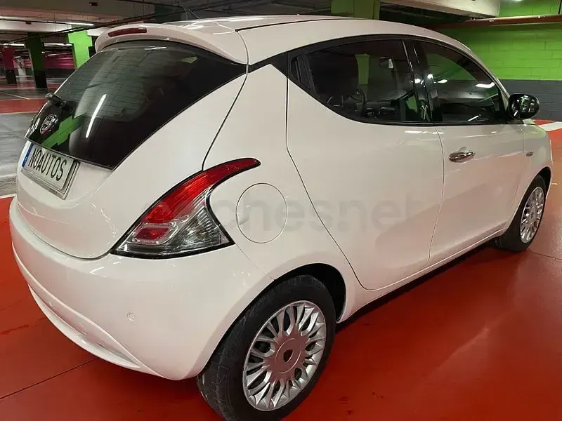 Usado Lancia Ypsilon 69 CV (50 kW) 2016 Blanco Utilitario