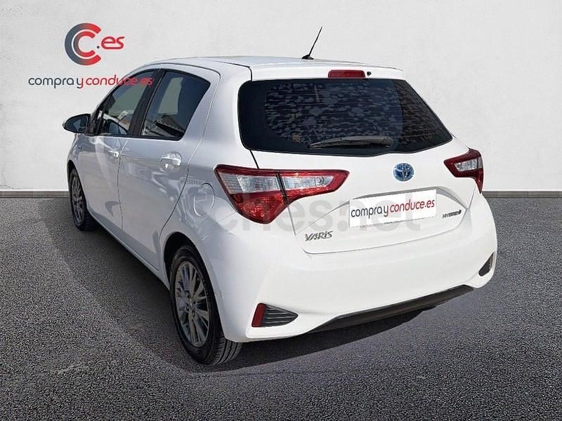 Usado Toyota Yaris Hybrid Active 100 CV (73 kW) 2018 Blanco Berlina