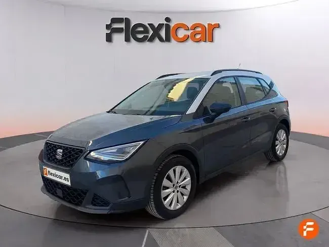 Usado Seat Arona Style 110 CV (80 kW) 2022 Gris / plata SUV