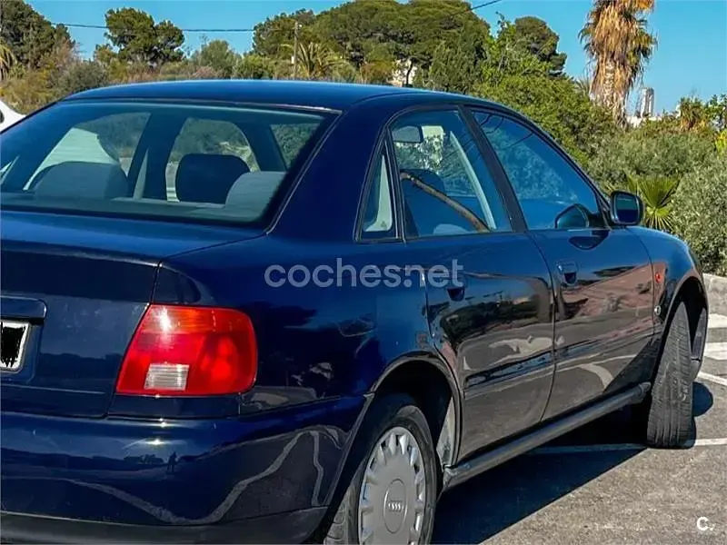 Usado Audi A4 125 CV (91 kW) 1997 Negro Berlina