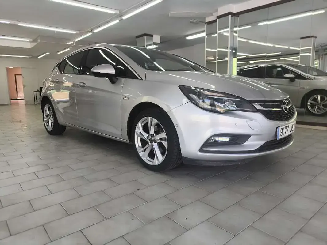 Usado Opel Astra Dynamic 125 CV (91 kW) 2016 Gris Utilitario