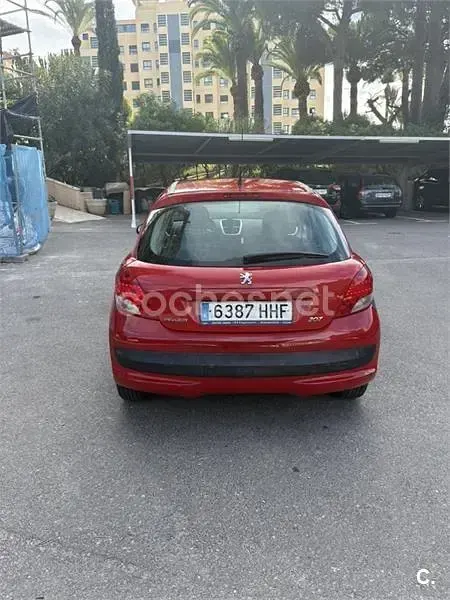 Usado Peugeot 207 75 CV (55 kW) 2011 Rojo Berlina