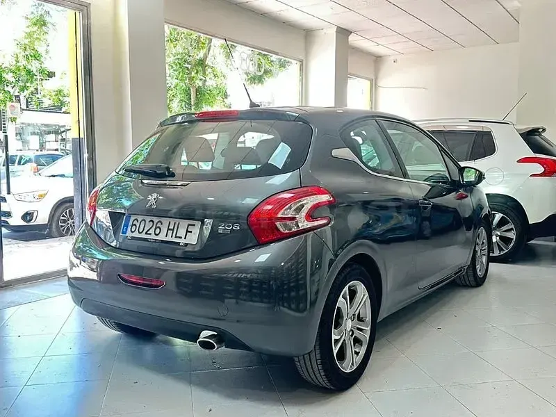 Usado Peugeot 208 Allure 92 CV (67 kW) 2012 Gris / plata Utilitario