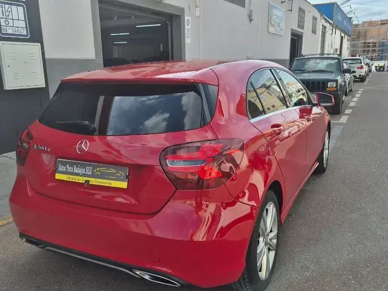 Usado Mercedes A200 Urban 136 CV (100 kW) 2016 Rojo Berlina