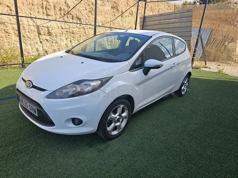 Usado Ford Fiesta Trend 68 HP (50 kW) 2009 Branco Sedan