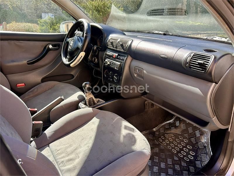 Usado Seat Leon Stella 90 CV (66 kW) 1999 Gris / plata Utilitario