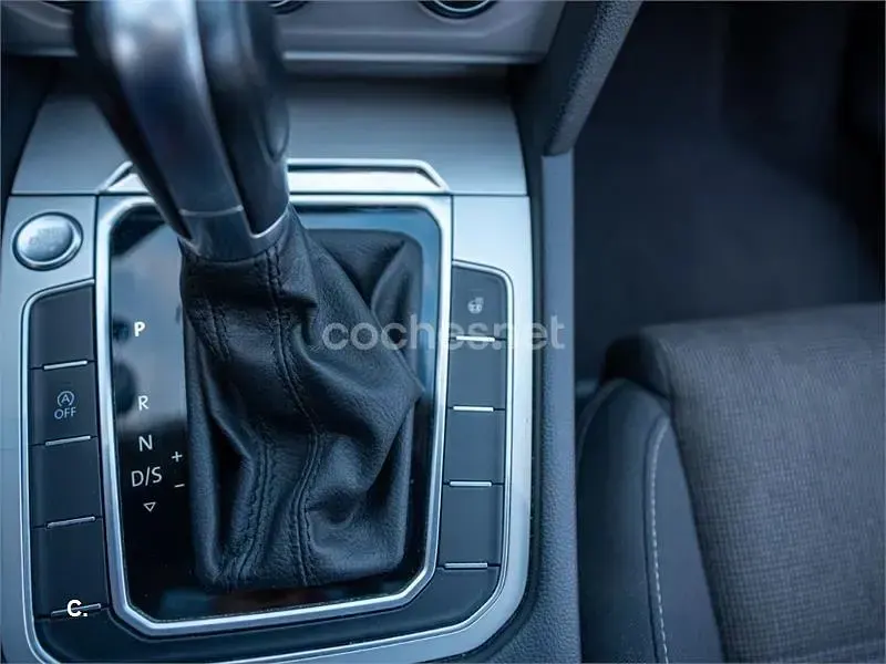 Usado VW Passat Advance 150 CV (110 kW) 2018 Negro Familiar